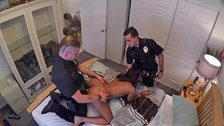 Policías detienen a traficante de drogas y no se resisten a cogerse a su mujer