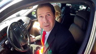 Esposa le da una mamada al poli para sacar a su marido del bote. Deanna Dare