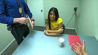 Jovencita latina tiene escondida la droga en la vagina. Acaba cogida en la comisaría