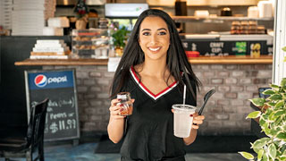 El servicio de terraza del local con su latina está bien bueno. Kiarra Kai