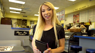 Camarera rubia espectacular en establecimiento de comida rápida. Kenzie Reeves