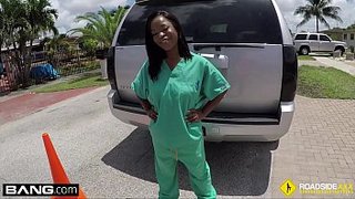 La negra Stacy se coge al mecánico para que arregle su carro lo antes posible