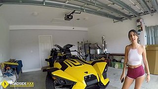 Penelope White se coge al mecánico por un poco de lana en efectivo