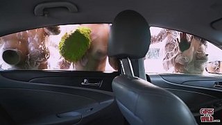 Chavitas latinas bien zorras lavando un carro con sus chichis bien enjabonadas