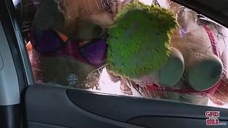 Chavitas latinas bien zorras lavando un carro con sus chichis bien enjabonadas