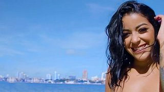 El primer anal de la latina Mia Martinez. Dándole duro en su debut