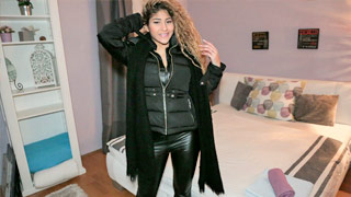 Latina preciosa de pelo chino accede a tener sexo por dinero en un hotel