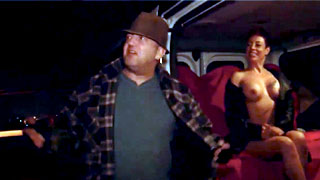 La hermosa MILF Lisa se echa un palenque con un mendigo de la calle por dinero