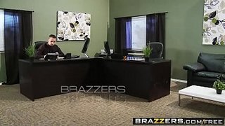 Desmadre en la chamba lleno de viejas calientes. Jessica Jaymes y Jenna Presley