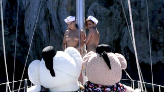 Ositos de peluche rentan un yate en Ibiza para armar una pachanga. Alina Henessy