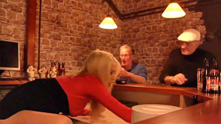 Dos viejos pervertidos se echan un palenque con la joven Tiffany Fox