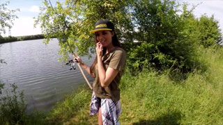 Anissa Kate es una esposa infiel tetona echando pasión en una tienda de campaña