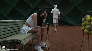 Jugadora de tenis perdió el partido y después le dieron por atrás. Anissa Kate