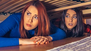 Misteriosamente atoradas debajo de la cama en la noche de Halloween