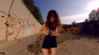 Pareja de españoles cogiendo en la calle. Video porno VR