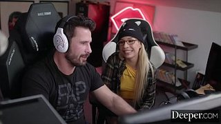 La chiquilla Carmen Caliente se pone cachonda con el streamer