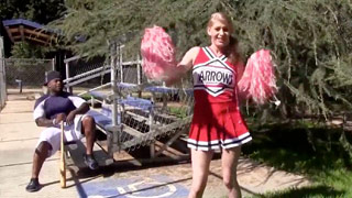 Madre e hija disfrutan con un pene negro largo. Allie James y Erica Lauren