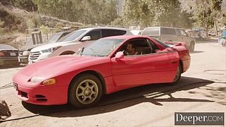 Chupada de Holly Hendrix en el carro y masturbación de Kenzie Reeves en el baño