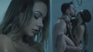 Naomi Swann cogida por otro hombre en la regadera. Encadenada y a ciegas