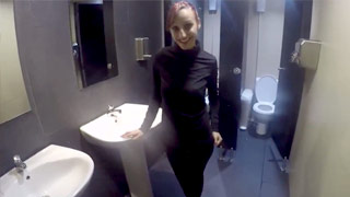 Jordana le hace oral a Jordi en el baño del McDonalds y luego cogen en casa