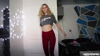 Chavita flaca rusa cogiendo hasta que se viene adentro. MissNimpho