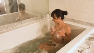 Lexi Luna se da un baño caliente en la tina