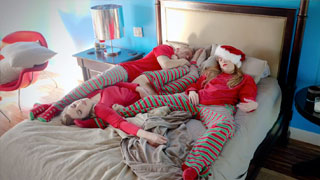 Mañana de sexo navideño con mi padrastro. Niki Snow