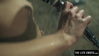 Ducha sexy de Lorena García masturbandose con los chorros de agua de la regadera