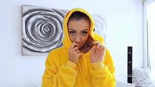 Pikachu se echa la mano a solas. A huevo