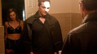 Cogida de disfraces en Halloween. La enfermera Piper Cox se coge enmascarado