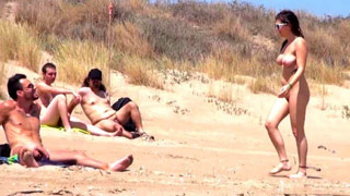 Sol Sánchez se echa un chavo en una playa rodeada de mirones