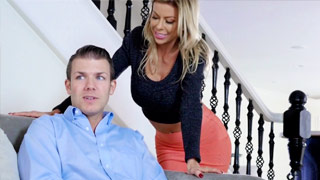 Mamacita caliente no para hasta conseguir la verga del universitario. Alexis Fawx