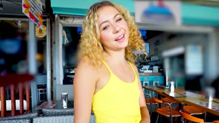 Allie Addison es una linda mesera de 19 años, con cabello chino y ojos azules