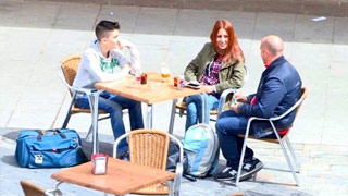 Atrapamos a una chava pelirroja en una terraza de Vigo llamada Noelia Sanz