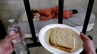 Policía lleva agua, pan y verga a la reclusa Cleo Clementine