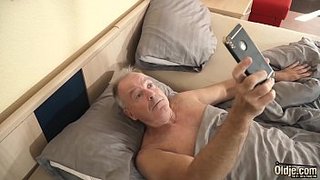 El abuelo se toma selfies porque no se ha cogido una chava tan buena en su vida