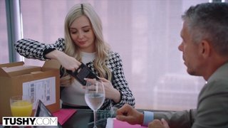 Dulce secretaria rubia es eficiente con las facturas y con la verga del jefe