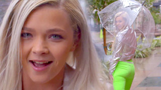 Kay Carter cogida por el culo de manera brutal después de cantar bajo la lluvia