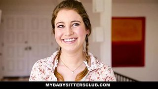 Niñera con trenzas es cachada en plena masturbación. Kinsley Eden