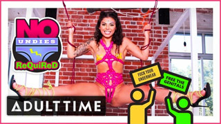 Gina Valentina cogida en la regadera con una toalla cubriendo su cabeza