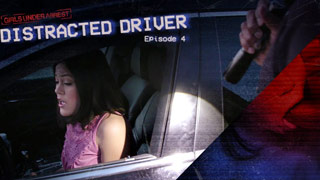 Chava universitaria castigada por mandar mensajes de texto y manejar