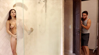 La hermanastra se masturba en la regadera y su hermano mayor la atrapa en plena acción