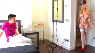 La conejita de Aranjuez Clara Rubí se disfraza de enfermera para Jordi