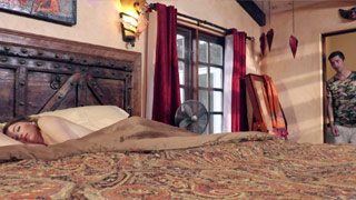 Le huelo las pantaletas rosas a mi hermana mientras está dormida. Angel Smalls