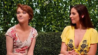 Pelirroja tetona y pelirroja de pelo corto cogiendo juntas con una verga negra