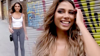 La Venezolana Baby Nicols agita su pequeño trasero como una buena cerda