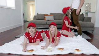 El entrenador de béisbol se deja mamar por tres chavas calientes