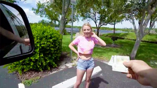 Dixie Lynn acepta subir a la camioneta por unos cuantos dólares