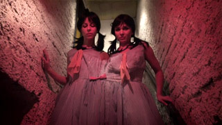 Gemelas siamesas le dan una mamada a un pito por dinero