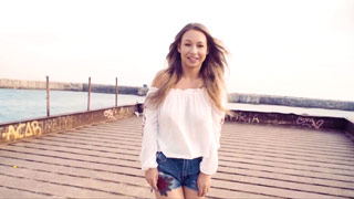 Putita holandesa entrega su panocha a un lindo unicornio